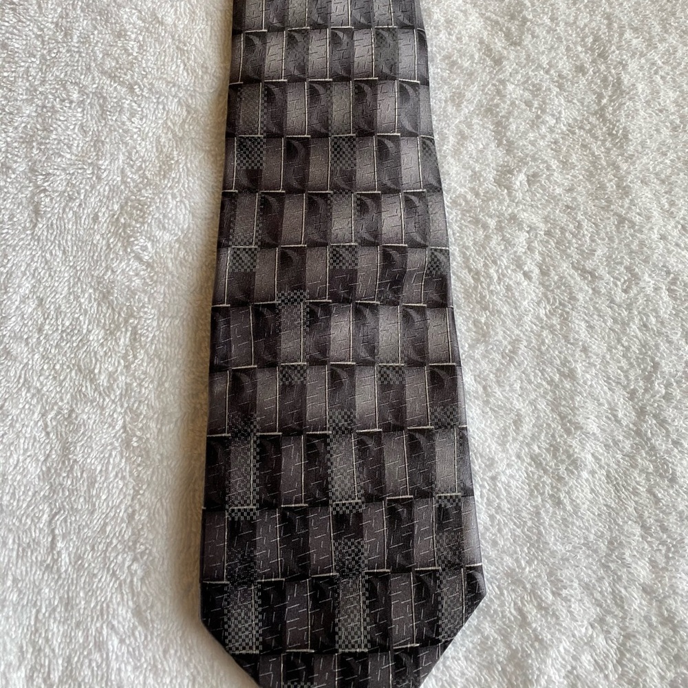 Carlos Devenezia Men’s handmade 100% silk tie.